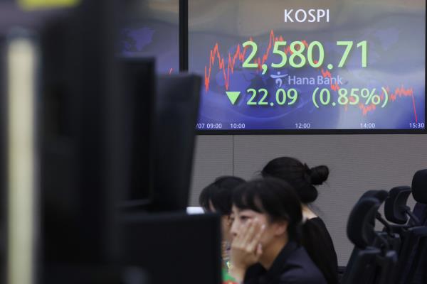 An electro<em></em>nic board showing the Korea Composite Stock Price Index at a dealing room of the Hana Bank headquarters in Seoul on Tuesday. (Yonhap)