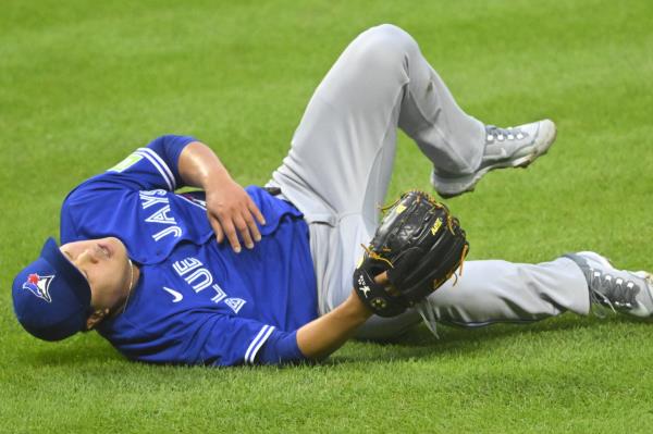 Ryu Hyun-jin of the Toro<em></em>nto Blue Jays drops to the ground in pain after taking a line drive off his right knee during the bottom of the fourth inning of a Major League ba<em></em>seball regular season game against the Cleveland Guardians at Progressive Field in Cleveland on Monday. (Yonhap)