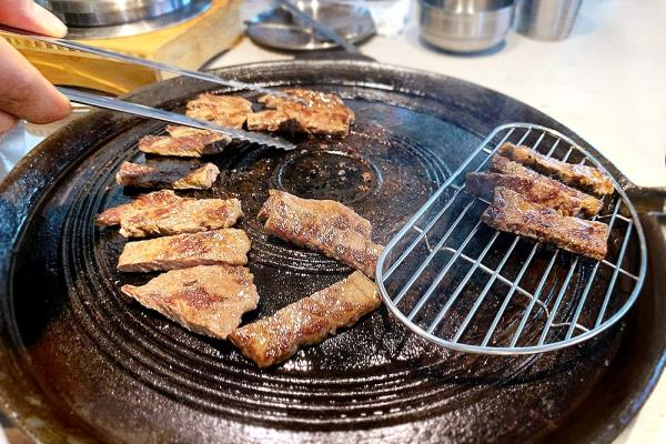 Grilling the beef bo<em></em>neless short ribs.